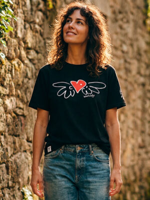 Camiseta Mujer "Volando" · Modelo Naia