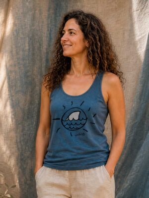 Tiburón in the Beach. Camiseta tirantes algodón orgánico