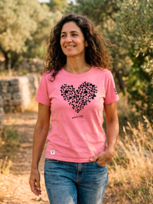 Camiseta Mujer "Huesos Corazón" · Modelo Naia
